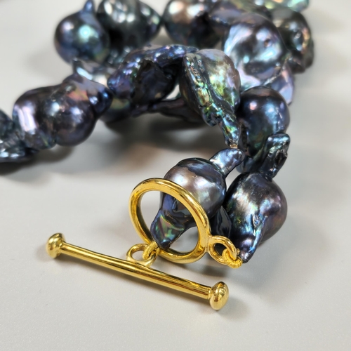 234 - Black baroque pearl necklace with silver gilt clasp. (B.P. 21% + VAT)