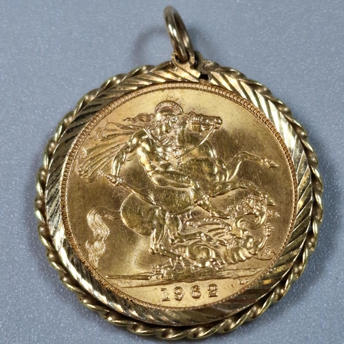 252 - Queen Elizabeth II gold sovereign dated 1962, in 9ct gold rope twist pendant mount. 9.5g approx. (B.... 