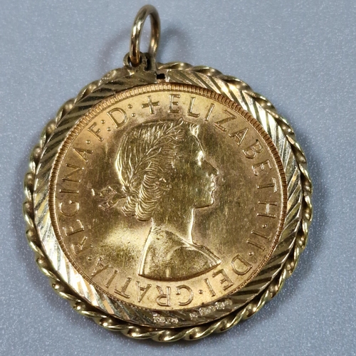 252 - Queen Elizabeth II gold sovereign dated 1962, in 9ct gold rope twist pendant mount. 9.5g approx. (B.... 