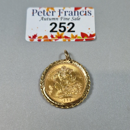 252 - Queen Elizabeth II gold sovereign dated 1962, in 9ct gold rope twist pendant mount. 9.5g approx. (B.... 