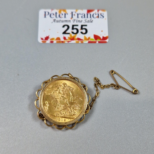 255 - George V gold sovereign in 9ct gold brooch mount. 10.7g approx. (B.P. 21% + VAT)