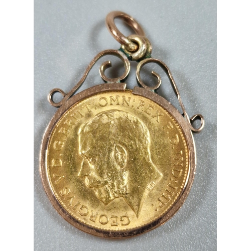 257 - George V gold half sovereign dated 1915, in 9ct gold pendant mount. 5.5g approx. (B.P. 21% + VAT)