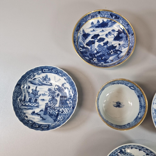 59 - Collection of assorted late 18th/early 19th century Chinese Export porcelain items to include: pair ... 