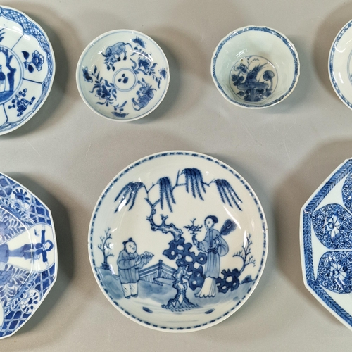 61 - Mixed lot of assorted Chinese Export Kangxi porcelain items to include: an octagonal saucer decorate... 