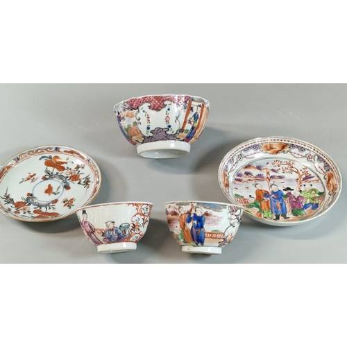 87 - Five items of Chinese Export 'Famille Rose' and 'Imari' porcelain, to include: late Qianlong 'Famill... 