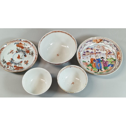 87 - Five items of Chinese Export 'Famille Rose' and 'Imari' porcelain, to include: late Qianlong 'Famill... 