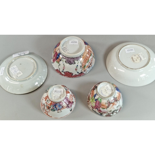 87 - Five items of Chinese Export 'Famille Rose' and 'Imari' porcelain, to include: late Qianlong 'Famill... 