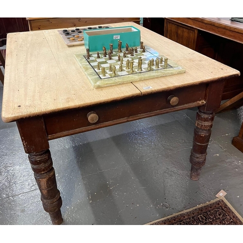 628 - 19th century pine scrubbed top kitchen table, with baluster turned legs and end drawer. 137x104x75cm... 