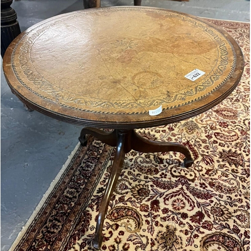 632 - Reproduction mahogany circular pedestal wine table with leather top, vase shaped pedestal and spade ... 