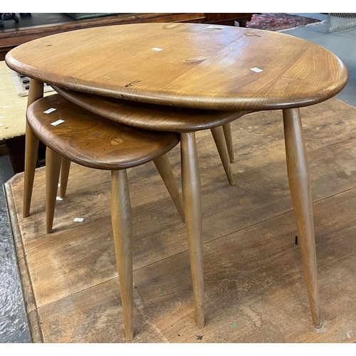 633 - Graduated nest of three Ercol elm and beech kidney shaped occasional tables, the largest 65cm wide a... 