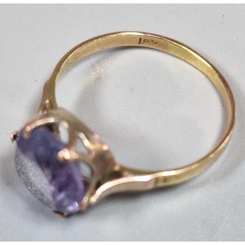 209 - 18ct gold dress ring inset with purple faceted stone. 1.9g approx. Size O. (B.P. 21% + VAT)