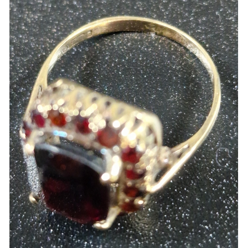 218 - 9ct gold and  garnet ring. 2.6g approx. Size K. (B.P. 21% + VAT)