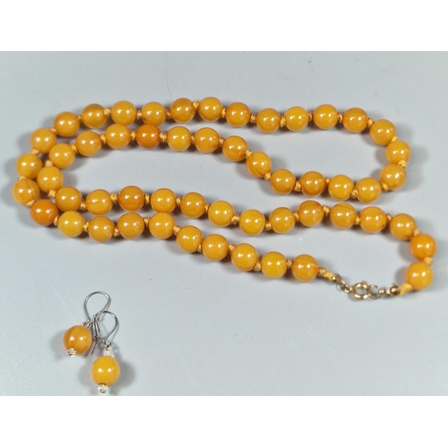 238 - Orange amber beaded necklace with a pair of matching earrings. (B.P. 21% + VAT)