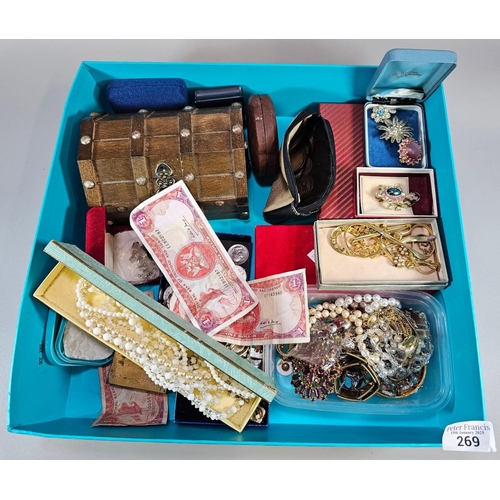 269 - Box of assorted costume jewellery to include: gold plated necklace, brooches, wooden jewellery caske... 