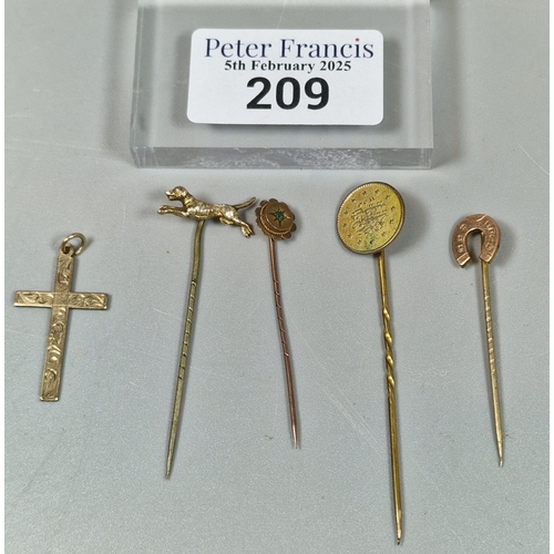 209 - Collection of 9ct gold and other stock pins to include: hunting dog, horseshoe etc. Together with a ... 