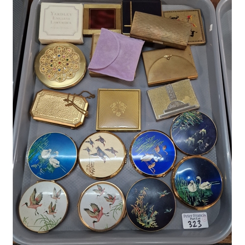 323 - Two trays of vintage compacts, bird, portrait and other designs, many by Stratton, together with one... 