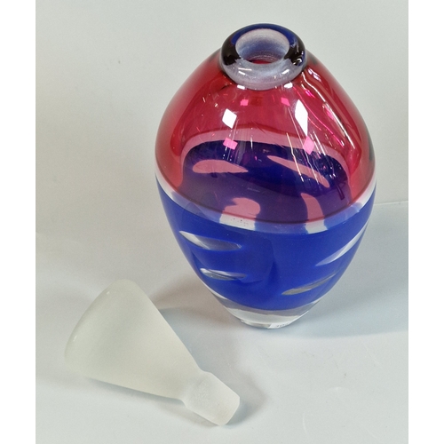 21 - Stuart Akroyd, Art Glass scent bottle with conical shaped frosted stopper. Label to the base area. 2... 