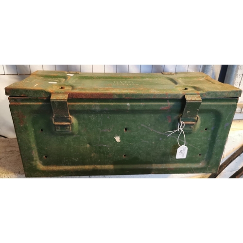 601 - A vintage tin box marked B170SGC1940. (B.P. 21% + VAT)