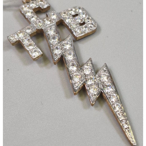 9ct gold curb-link chain with TCB Elvis Presley pendant. The chain 60cm ...