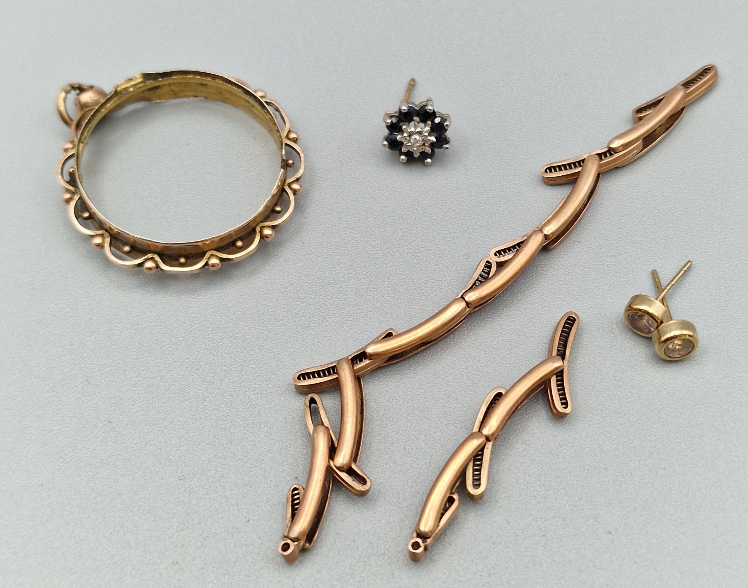 Bag of 9ct gold to include: coin or portrait pendant mount etc. 7g ...
