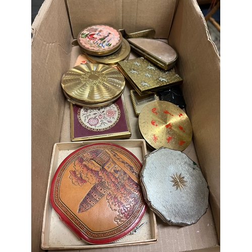 114 - BOX VINTAGE COMPACTS