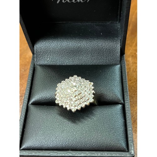 372 - 9CT DIAMOND CLUSTER RING SIZE L