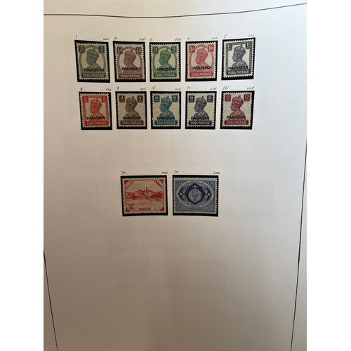 322 - ALBUM EXTENSIVE COMMONWEALTH STAMPS MINT CONDITION