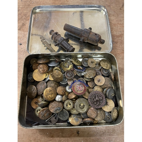 367 - BOX MILITARY BUTTONS AND BADGES INC 3 EARLY CANNONS