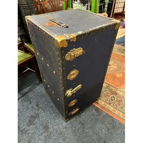 60 - LARGE SHIPPING TRUNK