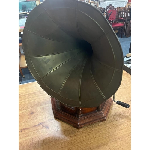 213 - HIS MASTERS VOICE GRAMOPHONE