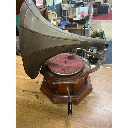 213 - HIS MASTERS VOICE GRAMOPHONE