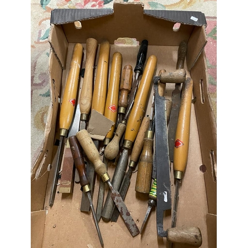 16 - BOX VINTAGE CHISELS