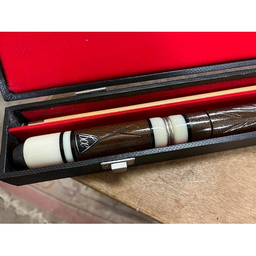 90 - SNOOKER CUE IN CASE