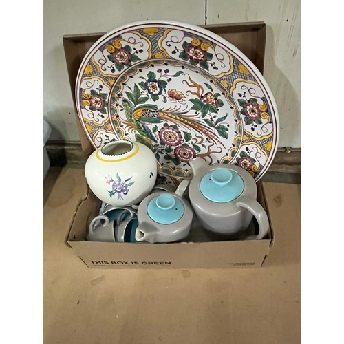 92 - COLLECTION OF POOLE POTTERY IN VASE TOGETHER WITH LARGE HAND PAINTED CHARGER (PORTUGESE)