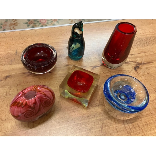 98 - 6 PIECES OF VINTAGE GLASS