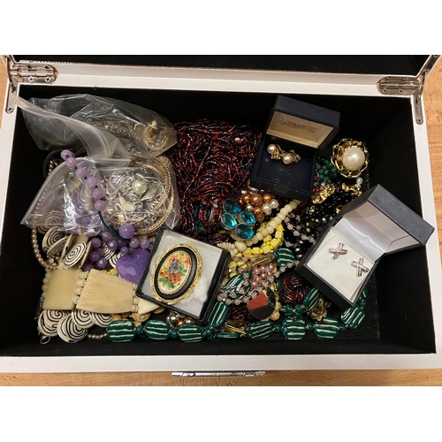 238 - WHITE JEWELLERY BOX & CONTENTS