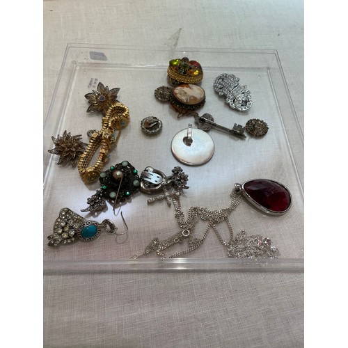 246 - BOX VINTAGE COSTUME JEWELLERY