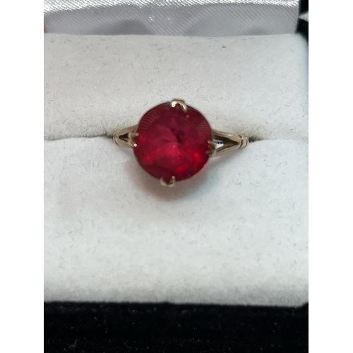 306 - 9CT LADIES RED STONE RING SIZE M