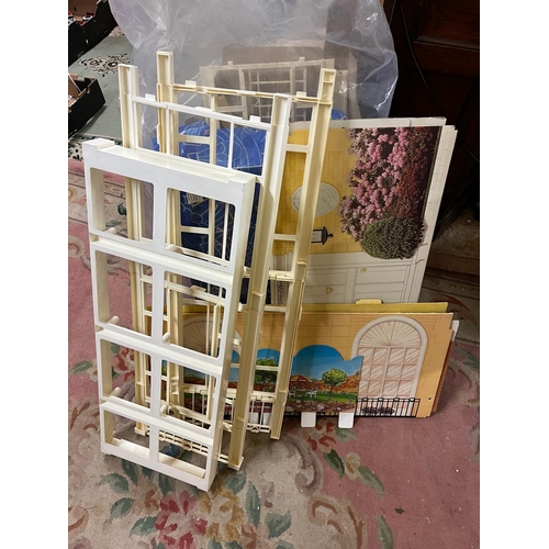 19 - FLATPACK DOLLS HOUSE (POSS SINDY)