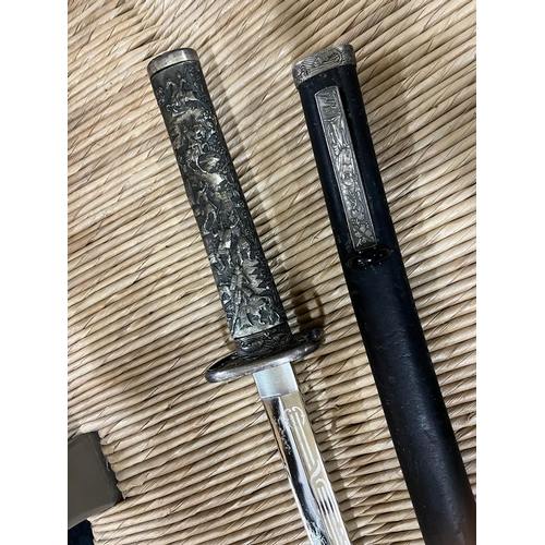 261 - WELL MADE SAMURAI SWORD WITH DETAIL BATTLE SCENE ON GRIP