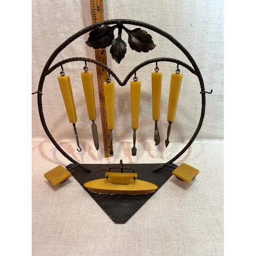 299 - 1930-40S BAKERLITE MANICURE SET