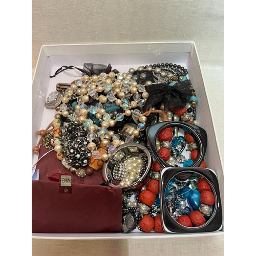 311 - TRAY COSTUME JEWELLERY