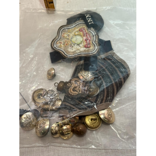 396 - BAG MILITARY BUTTONS AND BADGES