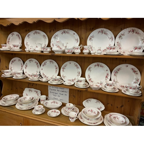 399 - 95 PIECES ROYAL ALBERT LAVENDAR ROSE TEA/DINNER SERVICE