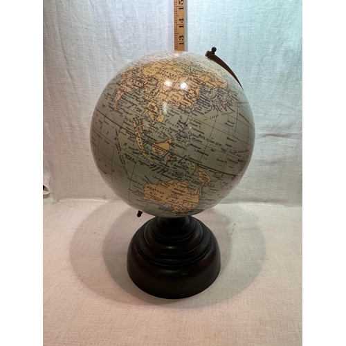 318 - EARLY GLOBE OF WORLD POST 48 BAKERLITE BASE