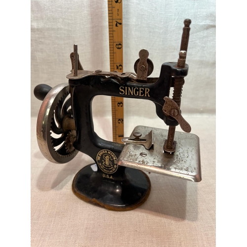 323 - CHILDS SINGER SEWING MACHINE