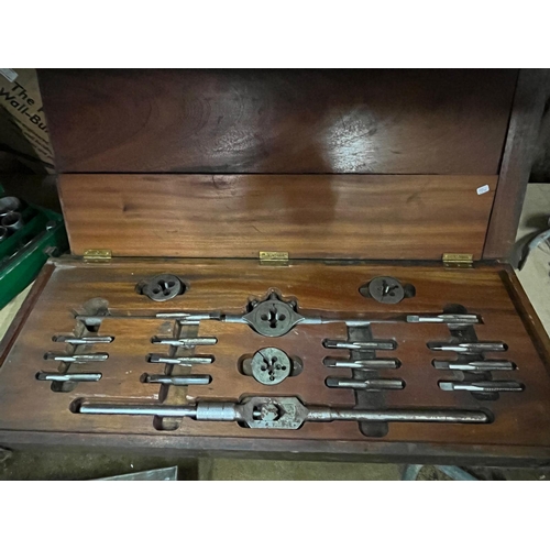 11 - CASED TAP AND DYE SET