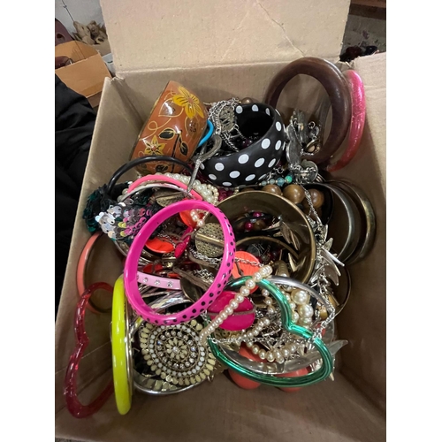 104 - BOX JEWELLERY