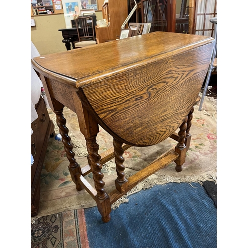 246 - OAK BARLEYTWIST TROP LEAF TABLE 3FT X 5 OPEN
29