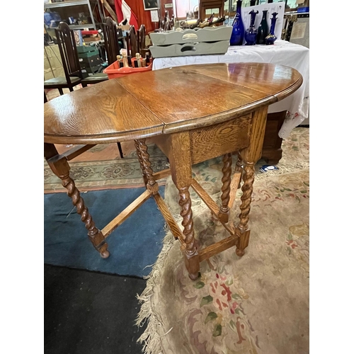 246 - OAK BARLEYTWIST TROP LEAF TABLE 3FT X 5 OPEN
29